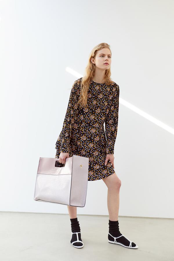 Vestido mini de flores de colores con fondo negro, de la nueva colección de Sfera (35,99 euros).