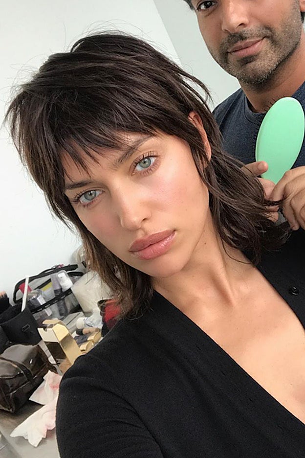 Irina Shayk también ha probado el look con mullet que tanto se lleva en 2020.