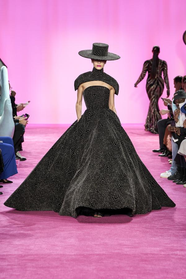 Los vestidos con volúmenes y hombreras desmontables se han convertido en la principal apuesta, eso sí, con un compañero imprescindible: los sombreros de aire cordobés que ponían la guinda final a los looks. Desfile de Christian Siriano.