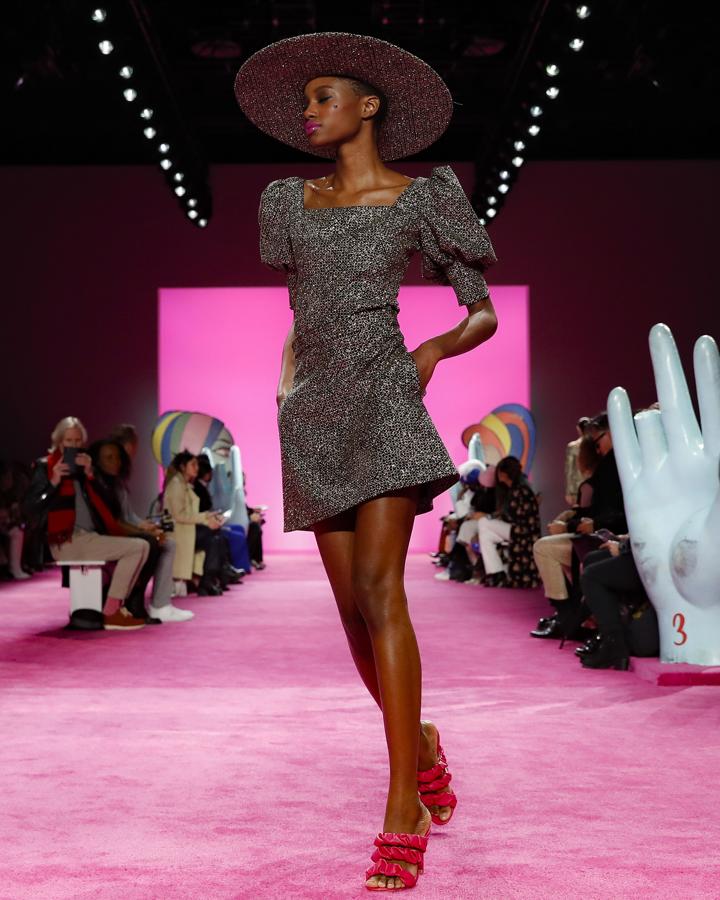 Las lentejuelas, el brilli y los apliques han sido los protagonistas indiscutibles de las prendas en colores oscuros. Desfile de Christian Siriano.