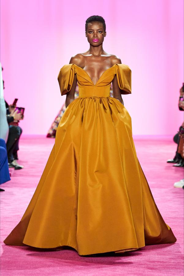 Los escotes imposibles y los tonos vivos han sido una de las claves del desfile. Desfile de Christian Siriano.