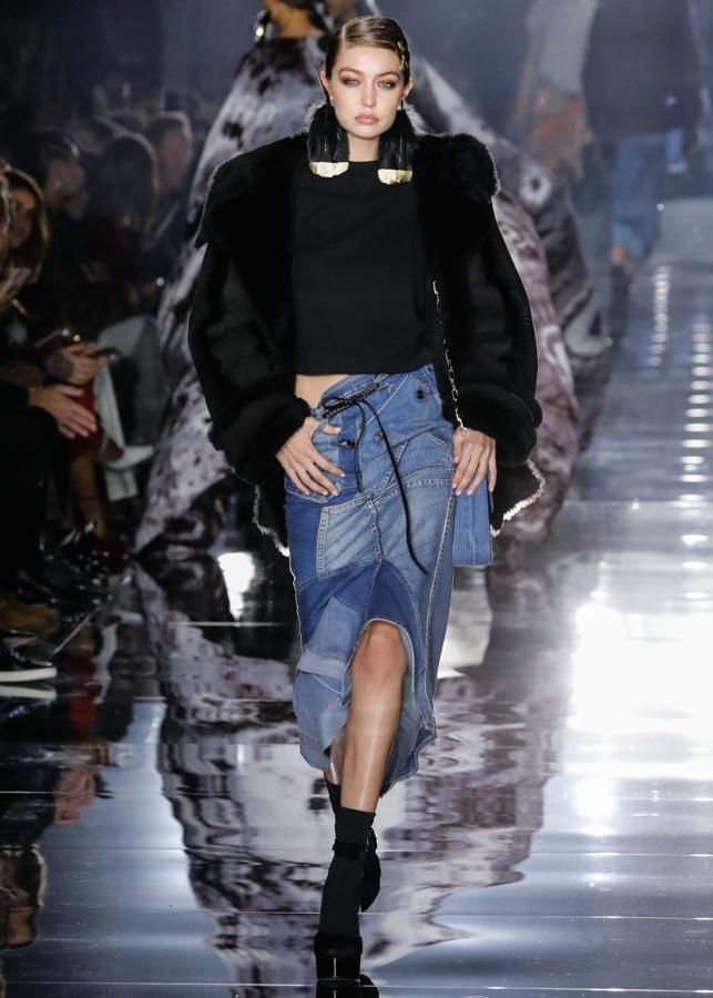 Pendientes largos y de plumas y 'street wear' para el día a día ha sido la segunda a puesta del diseñador para su colección Otoño/Invierno 2020/2021.Desfile de Tom Ford.