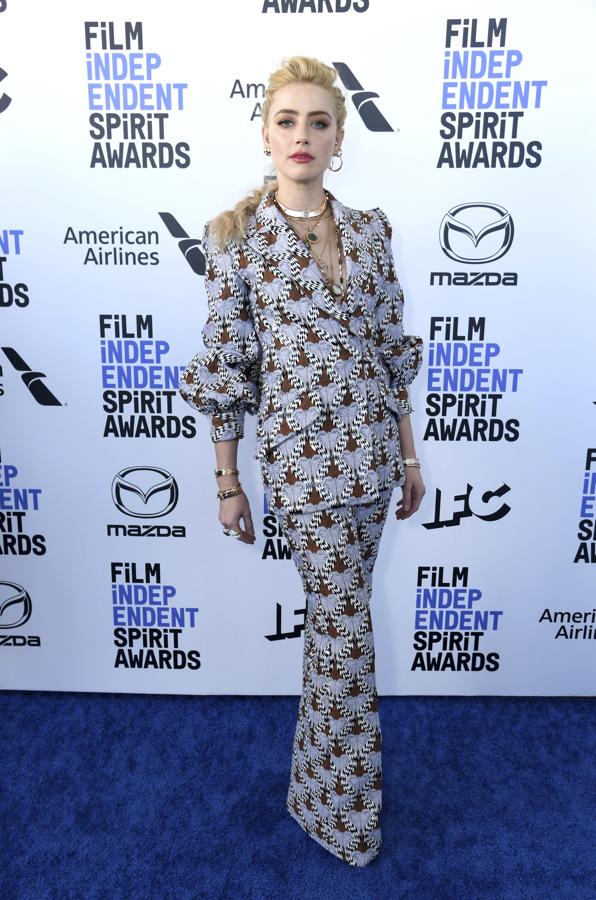 El traje de chaqueta fue uno de los claros protagonistas de estos premios previos a los Oscar. Amber Heard lució un diseño de dos piezas de Fendi.