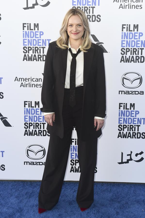 Elizabeth Moss eligió un 'power suit' con salones de terciopelo en color vino de The Suit Co.