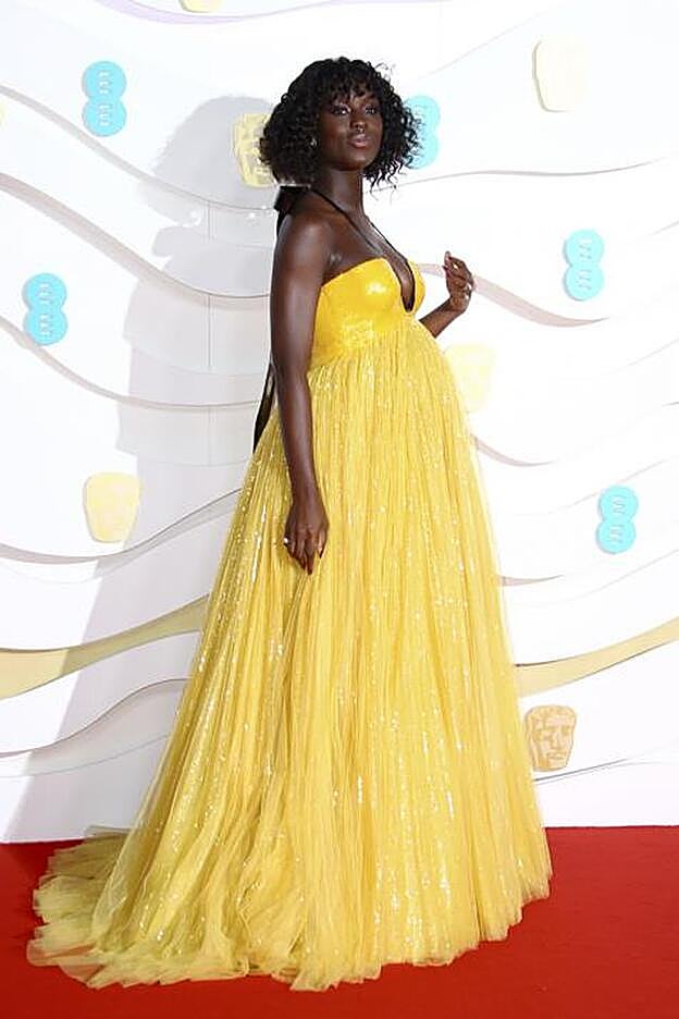 La actriz Jodie Turner-Smith acudió a la alfombra roja de los Premios Bafta con un espectacular diseño de Gucci, cuajado de lentejuelas amarillas.