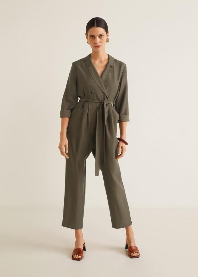 Verde y con la estructura de una americana, es ideal para cuando llegue el buen tiempo. Espera y verás. Seguro que se convierte en tu mono favorito en primavera, (29,99 euros).