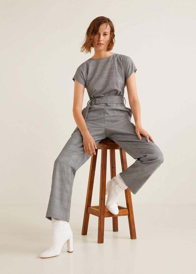 De manga corta y ajustado en la cintura, es una apuesta de sobresaliente para combinar con botines, (12,99 euros).