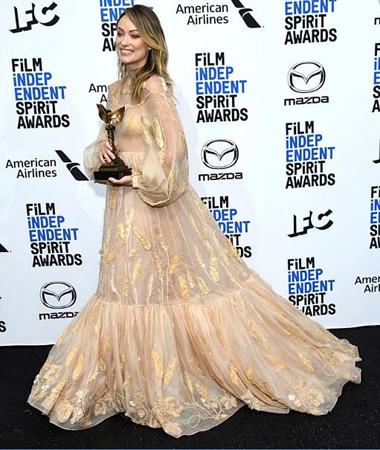 La actriz lució un vestido de princesa con mangas abullonadas y plumas bordadas firmado por Fendi.