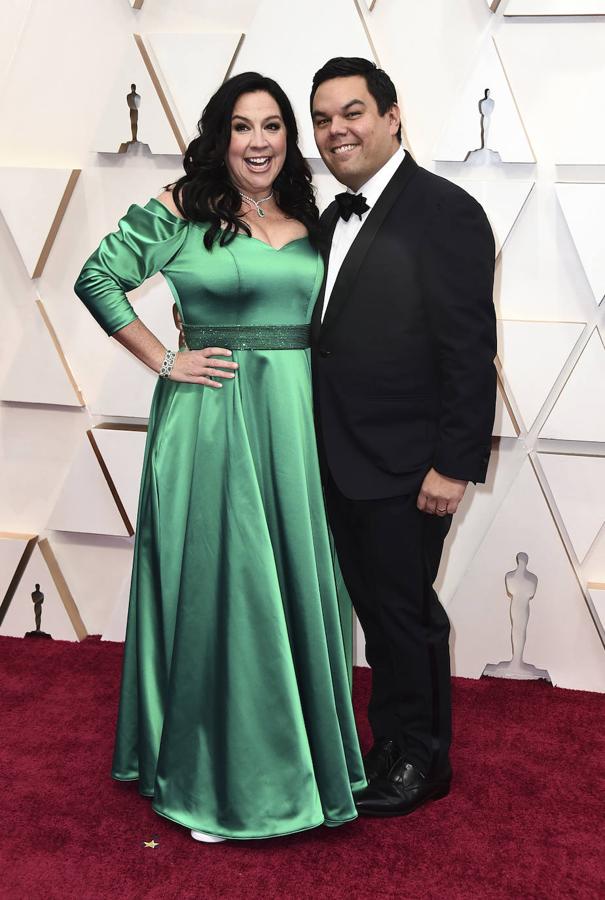 Kristen Anderson-Lopez y Robert Lopez en la alfombra roja de los Premios Oscar 2020.