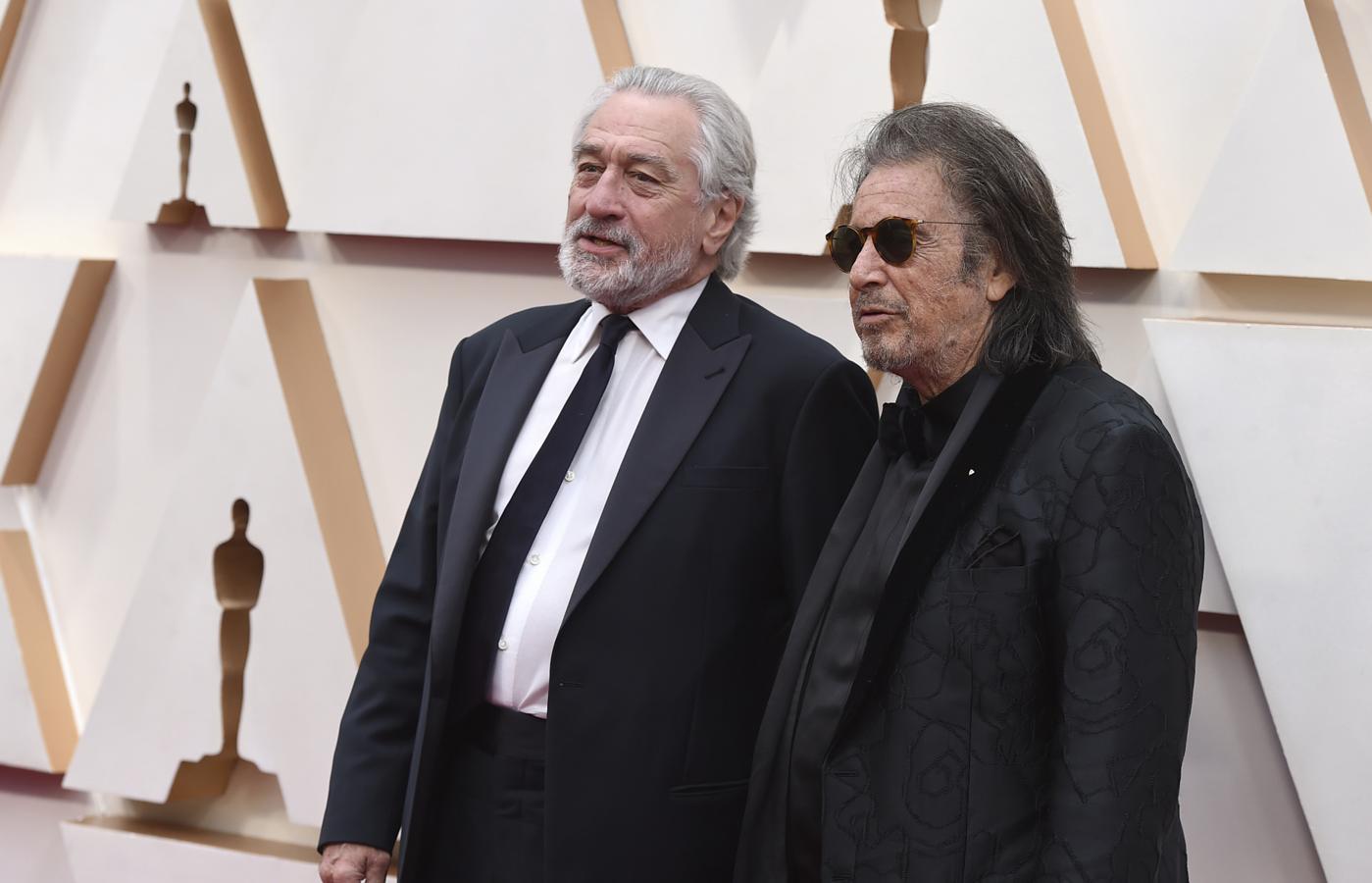 Dos de las grandes estrellas masculinas de Hollywood, Robert de Niro y Al Pacino, posan juntos en la alfombra roja de los Premios Oscar 2020.