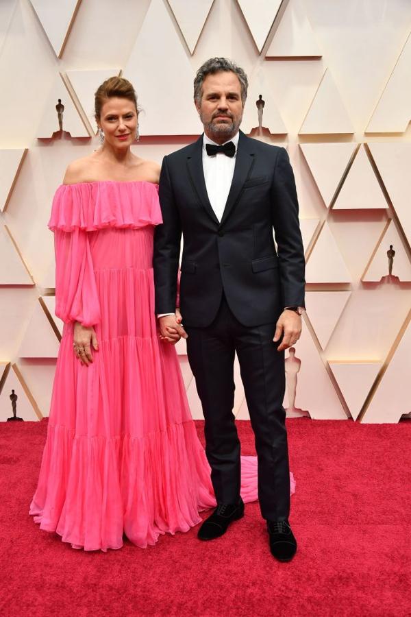 Mark Ruffalo y Sunrise Coigney en la alfombra roja de los Premios Oscar 2020.