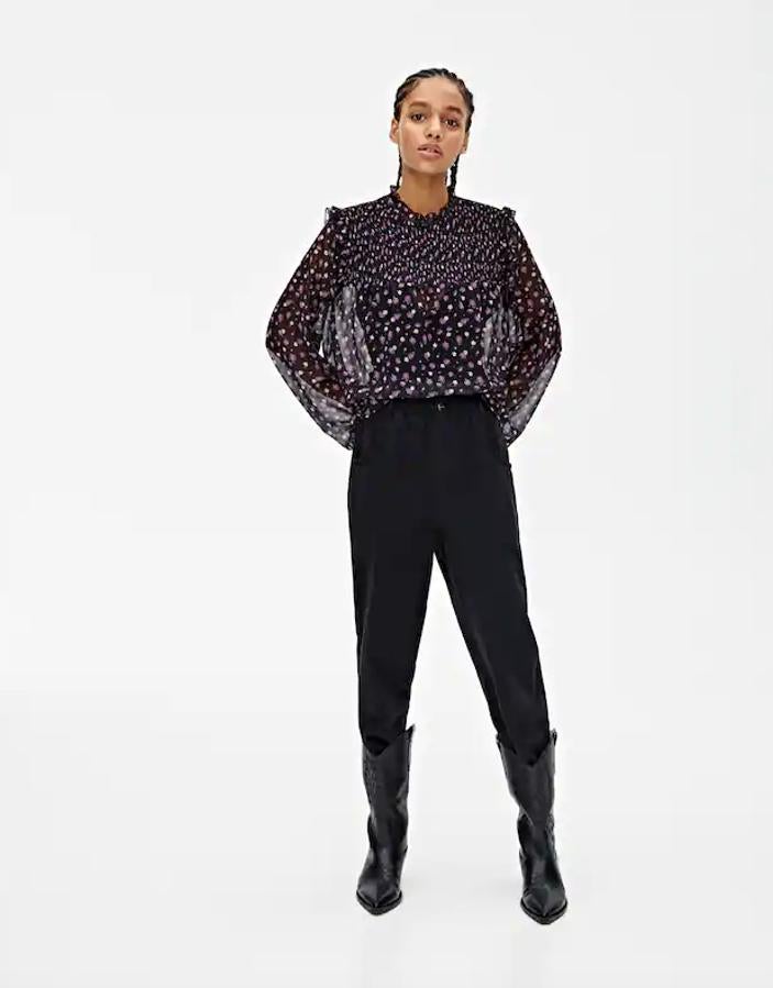 No hay nada más primaveral que unos buenos volantes, y las primeras colecciones de nuestras firmas favoritas ya nos están avisando de que son una de las tendencias que vienen. En esta blusa de Pull&Bear llegan en versión discreta con uno de los tonos del año, el lila. Cuesta 19,99 euros y está disponible entre las tallas XS y L.