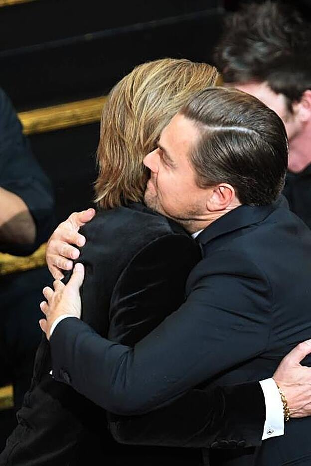 El abrazo de Brad Pitt y Leonardo DiCaprio en los Premios Oscar 2020.