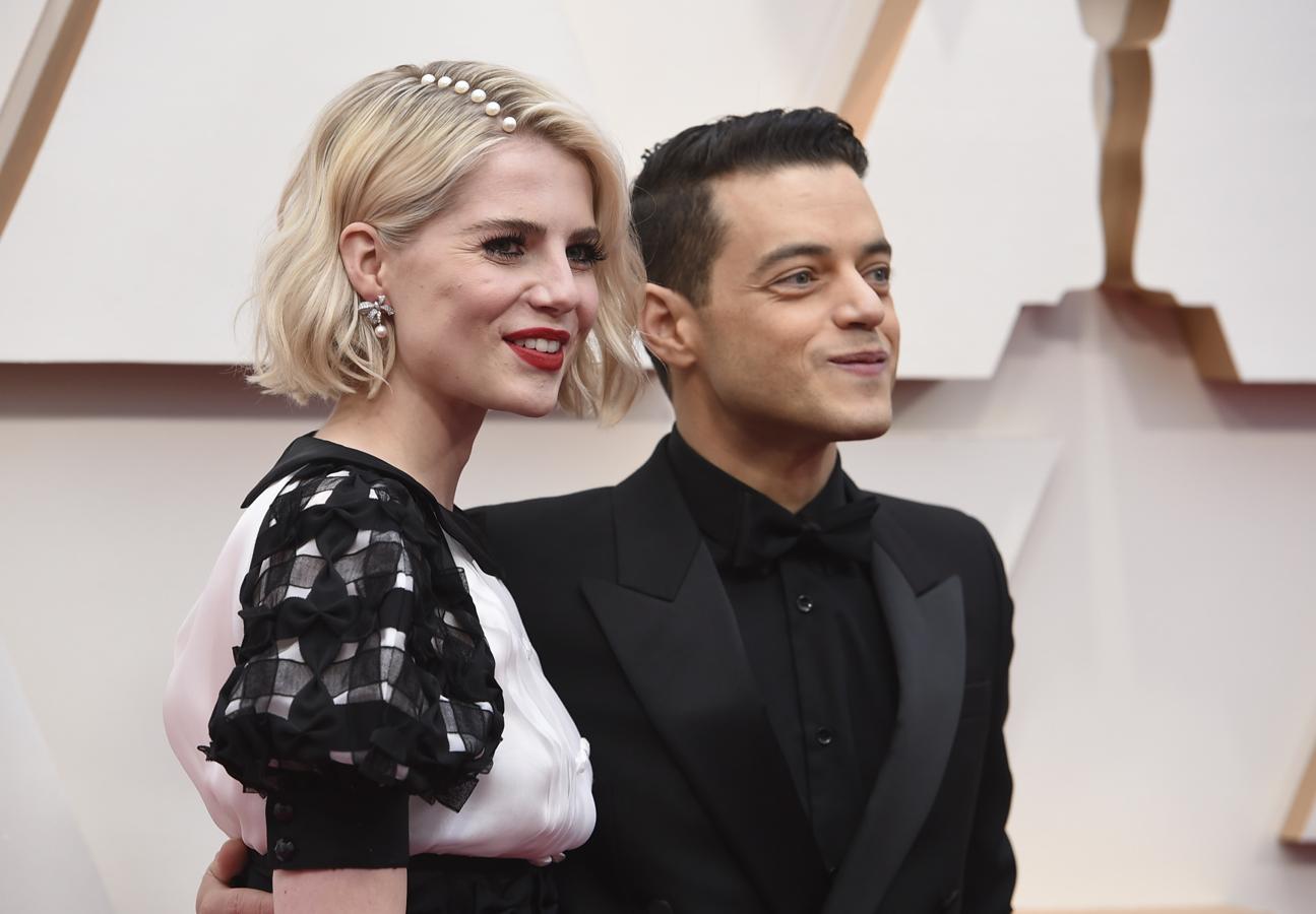 Olvídate de las diademas o de los lazos, la nueva tendencia de pelo para el 2020 es la de decorar la raíz del cabello con perlas. Lo dice Lucy Boynton, que ha conseguir volver a brillar en la alfombra roja con esta maravillosa melenita con ondas, unas pestañas muy marcadas y unos labios rouge irresistibles.