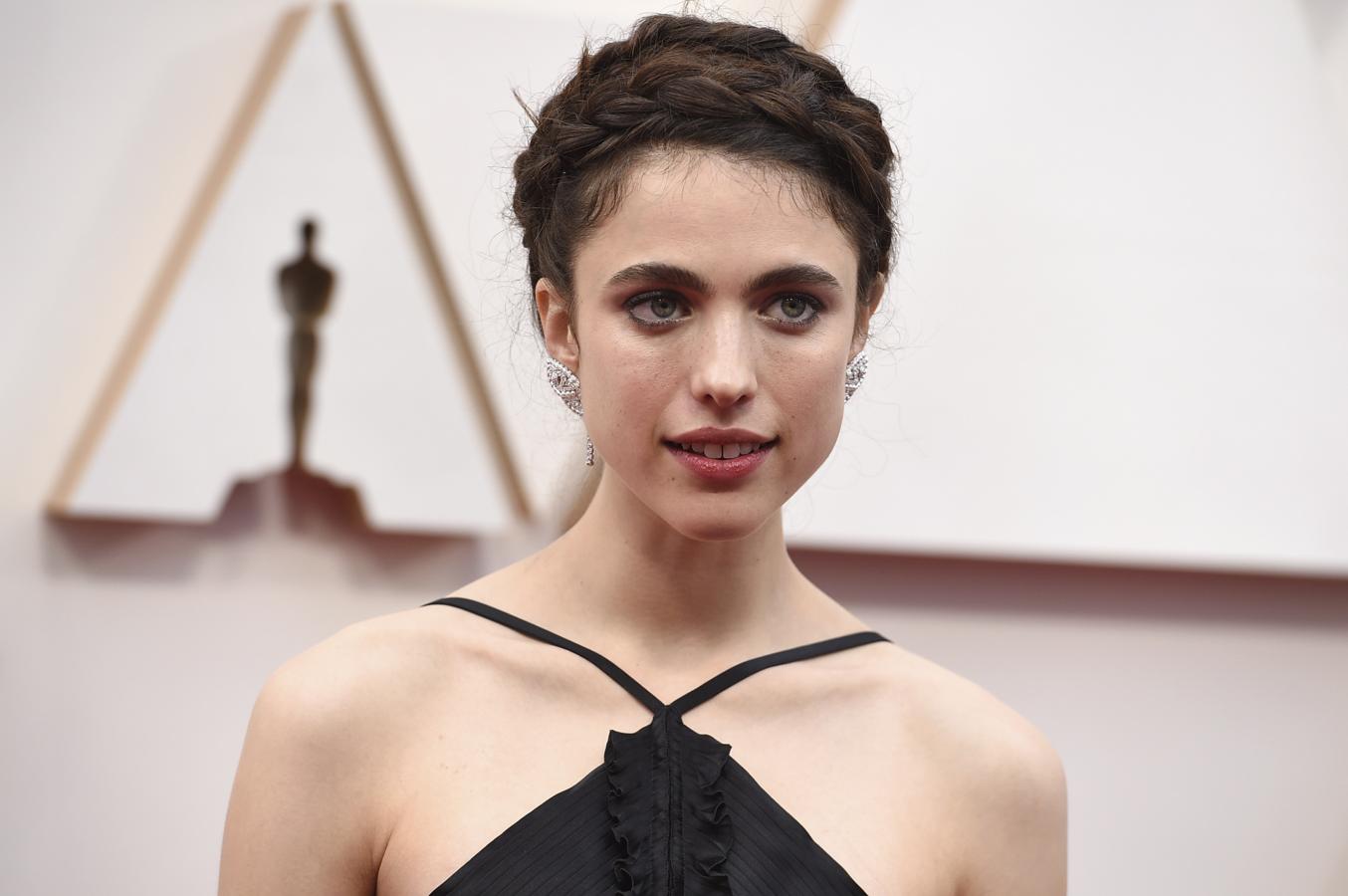 La actriz revelación de 'Érase una vez en Hollywood' sigue conquistándonos con sus recogidos trenzados y con su makeup no makeup que deja entrever sus pecas.