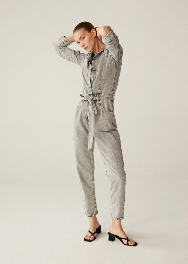 Aunque la colección esté compuesta en su mayoría por denim azul, la firma catalana también ha dejado un hueco para el negro jaspeado. Y entre las que más nos han gustado en este tono está este mono denim que cuesta 49,99 euros y está disponible entre las tallas XS y XL.