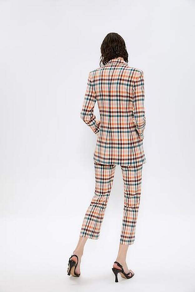 Todo lo que necesita este traje para sentirse completo son unas buenas sandalias.