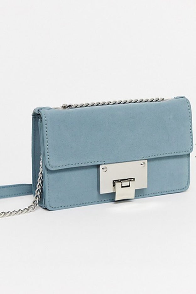 Diseño pequeño con un bonito cierre metálico como único adorno, en Asos.