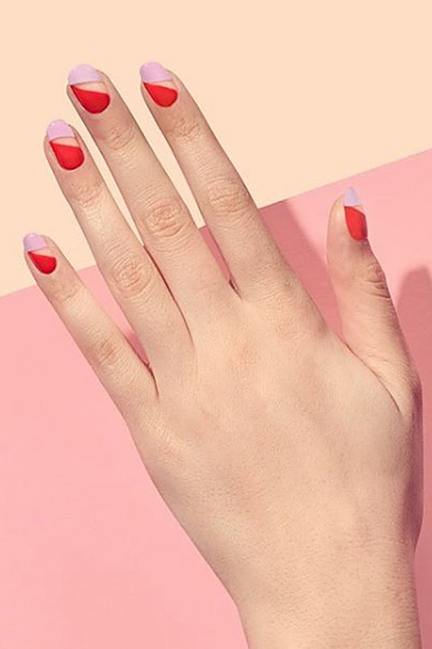 Precioso contraste de colores con esmalte rojo y esmalte malva.