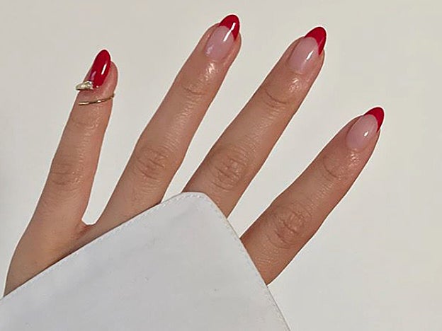 Esta manicura no puede ser más fácil: una base de tono natural y la punta de la uña de color rojo.