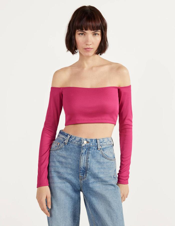 Top cropped de estilo mesonero (9,99 euros), disponible en fucsia, marrón negro y azul.