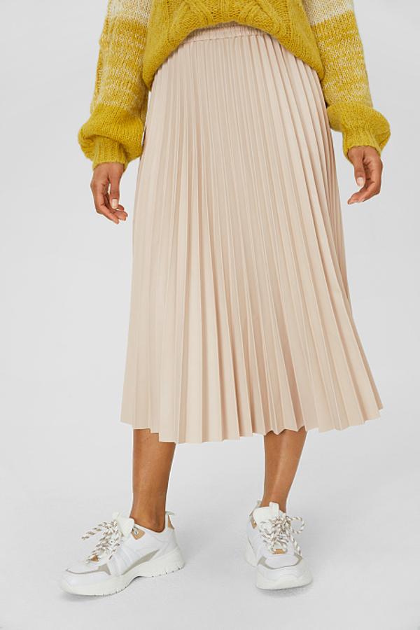 Otra de las propuestas ideales para la primavera que se acerca, pero sin perder el efecto piel, es esta falda plisada de C&A en color begie. Cuesta 39,90 euros y está disponible entre las tallas 36 y 46.