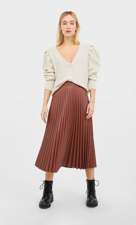 Solo queda en la talla L, y pocas, pero no hemos podido resistirnos a traer esta preciosa propuesta de Stradivarius a nuestra galería. Plisada, en efecto piel y color marrón chocolate, cuesta 25,99 euros.