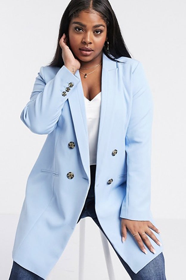 La colección de tallas grandes de Asos tiene ahora mismo una americana azul cielo larga que es un sueño.