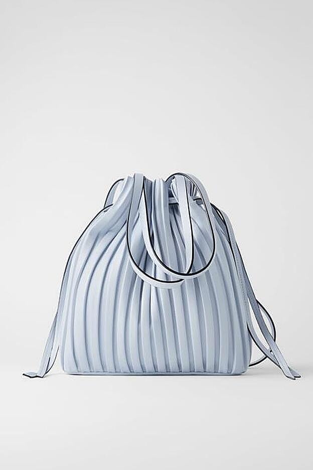 Saca de piel azul cielo que también puedes encontrar en Zara.