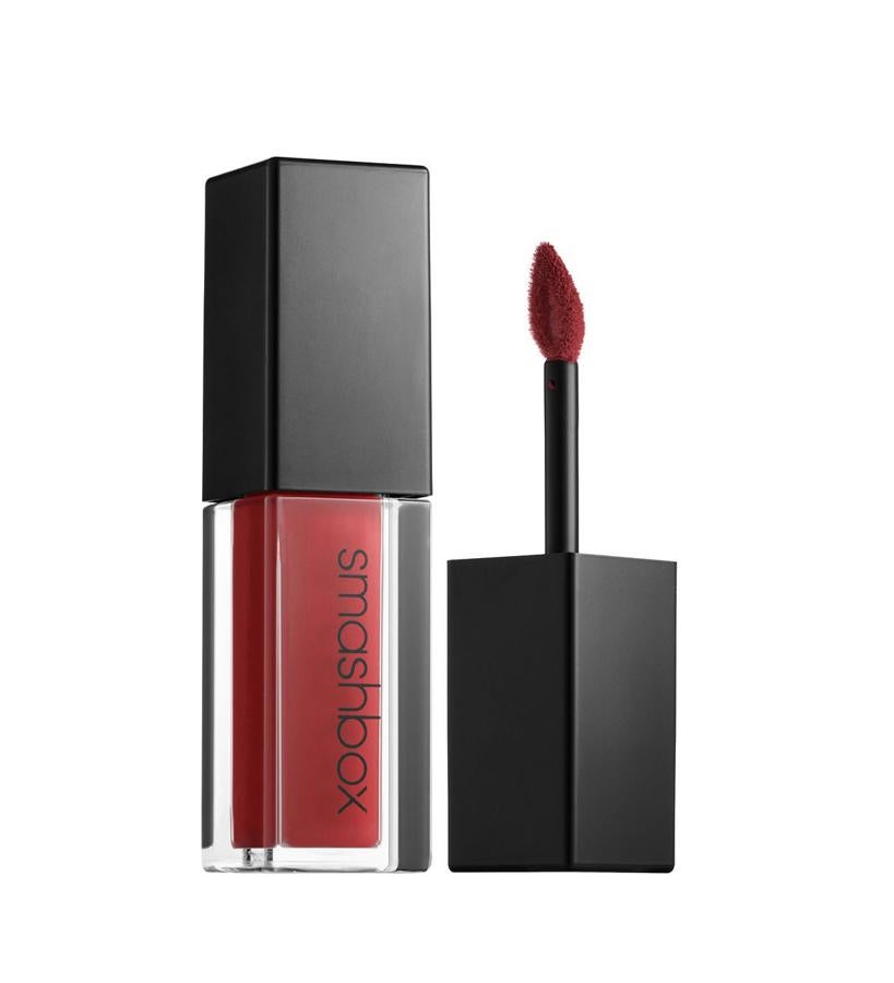 Este lápiz labial líquido mate se infunde con el Complejo de aceite de imprimación para una sensación cómoda y sin secado. Cree estilos de labios personalizados colocando capas metálicas sobre mates o mezcle múltiples tonos para obtener un efecto ombré. Color: Disorderly. (24,95 €).