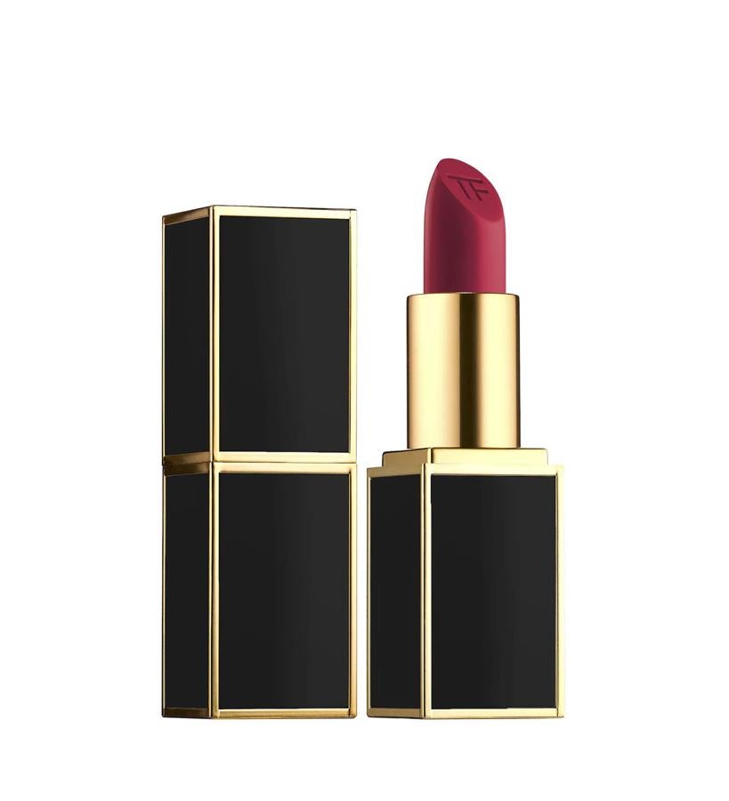 Barra de labios de lujo con una gran variedad de tonalidades que incluye un tono rojo oscuro, formulado con vitamina E y derivados de vitamina C. Crea una apariencia poderosamente sofisticada de color sin adulterar. Si buscas un acabado de terciopelo mate, esta es tu barra.  Lip Color Matte de Tom Ford  (50 €).