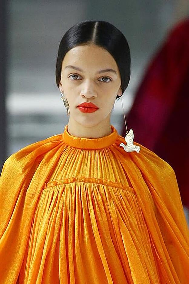 En Carolina Herrera vimos una tendencia inesperada: una cola de caballo que tapa las orejas.