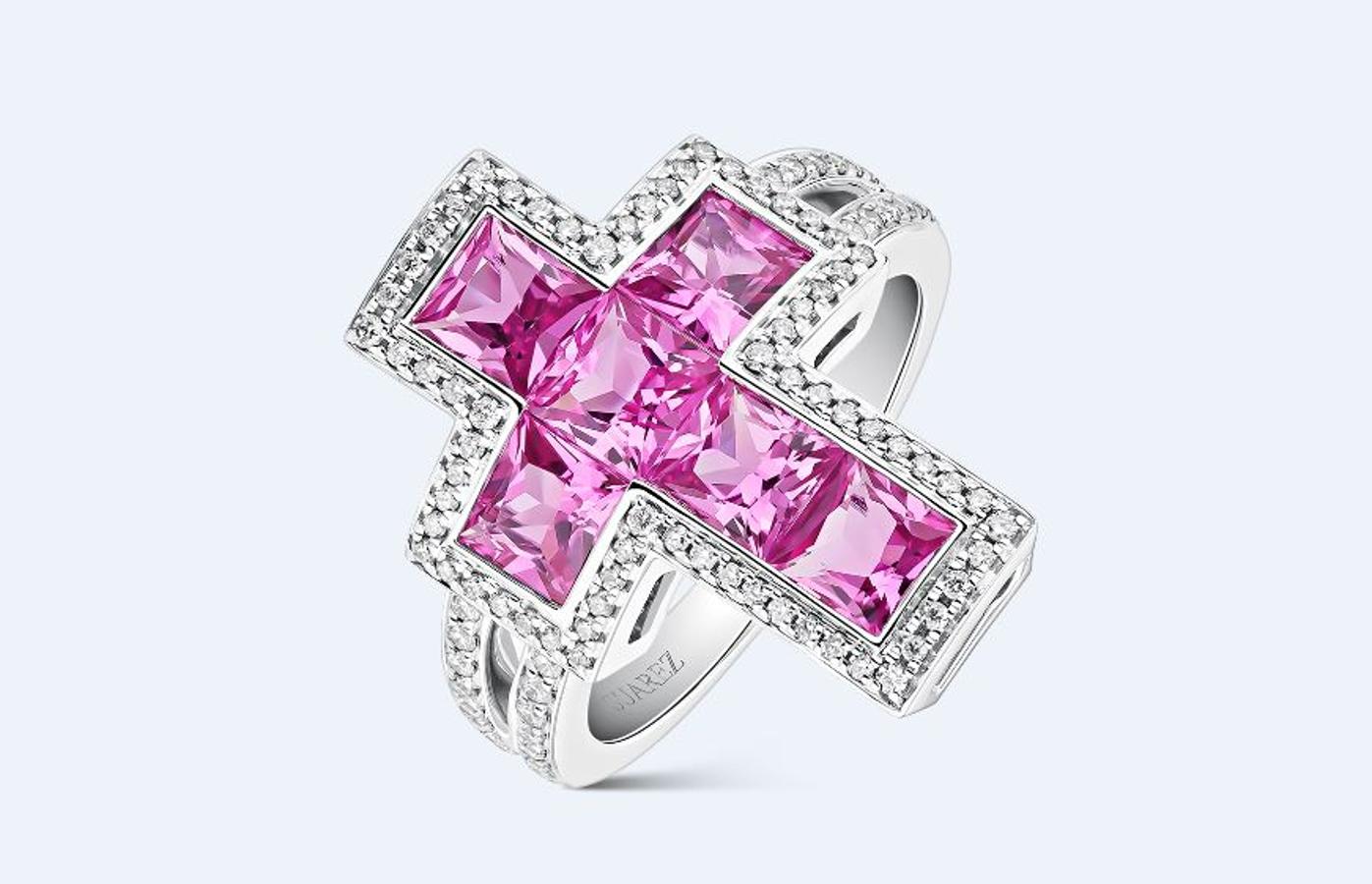 No podemos asegurar que vuestro amor sea para siempre pero de lo que sí tenemos la completa certeza es de que una joya es eterna. Y si es de Suarez, más aún. Este anillo pertenece a la colección de San Valentín de la firma, inspirada en parejas famosas. Un anillo en forma de cruz de oro blanco, zafiros y brillantes que, en este caso, hace referencia a una relación llena de pasión, la de Frida Kahlo y Diego Rivera.