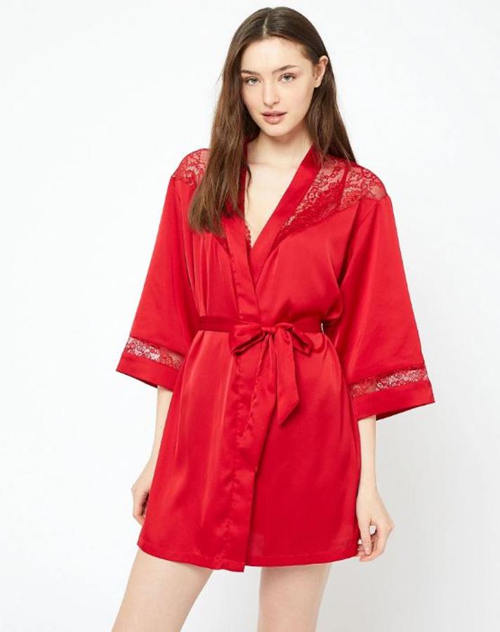 Los kimonos se han convertido, en los últimos años, en las prendas más versátiles de los armarios femeninos. Igual te los pones para una noche romántica con tu chico que para salir una noche con tus amigas. ¿Has fichado ya alguno? Nosotras sí:  es este de la firma de lencería Etam .