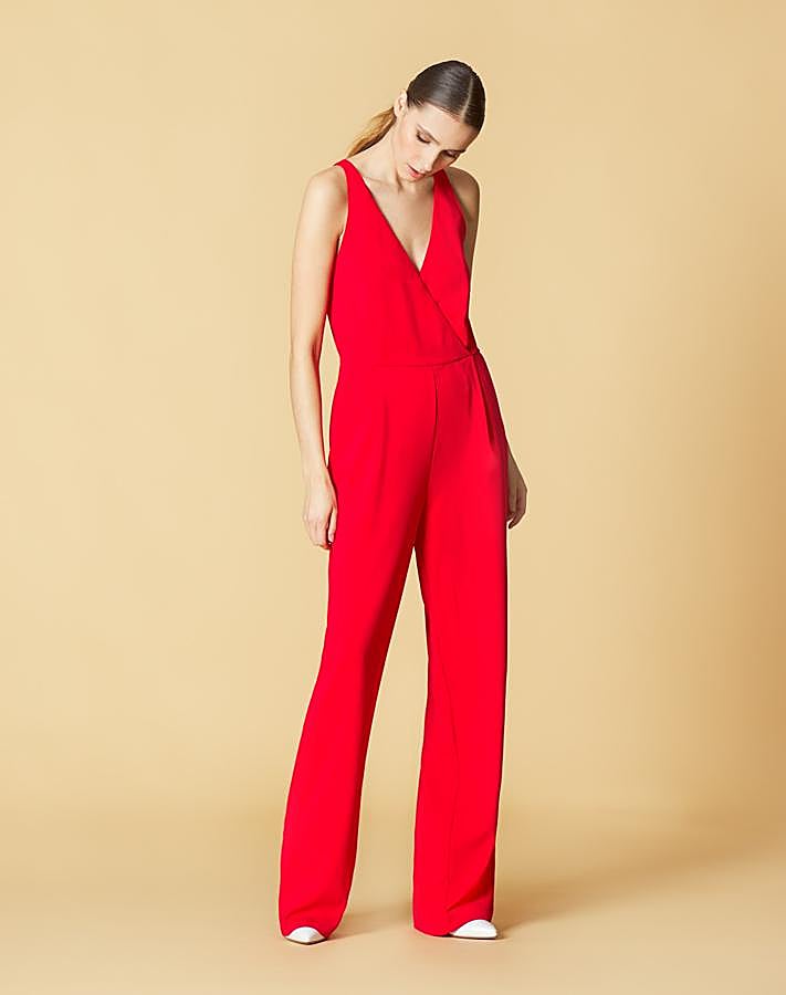 Si lo que buscas es un outfit de San Valentín especial, que puedas usar después como look de invitada de boda, un mono rojo es tu mejor opción. Nosotras ya hemos fichado el perfecto: es este de Manila Grace que sienta bien a todo tipo de silueta.