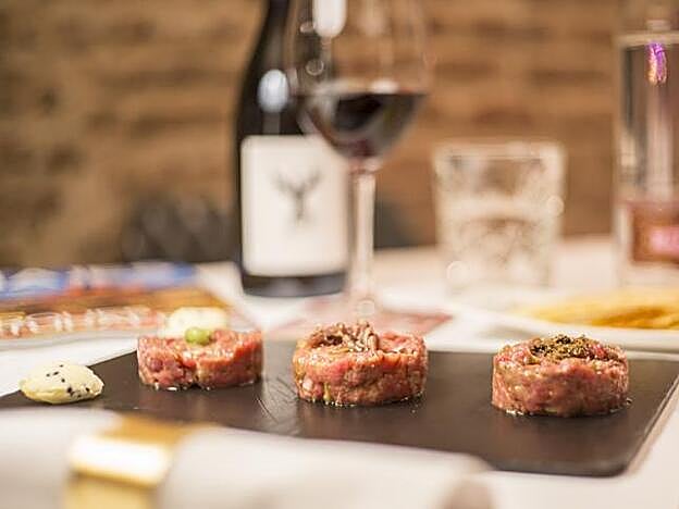 Trío de MiniSteakTartar con matices de trufa, anchoa y wasabii
