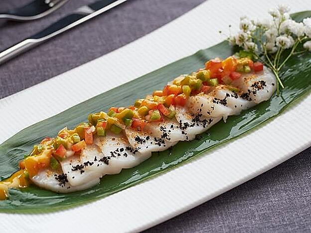 Sashimi de vieras con pipirrana de mango y ají amarillo