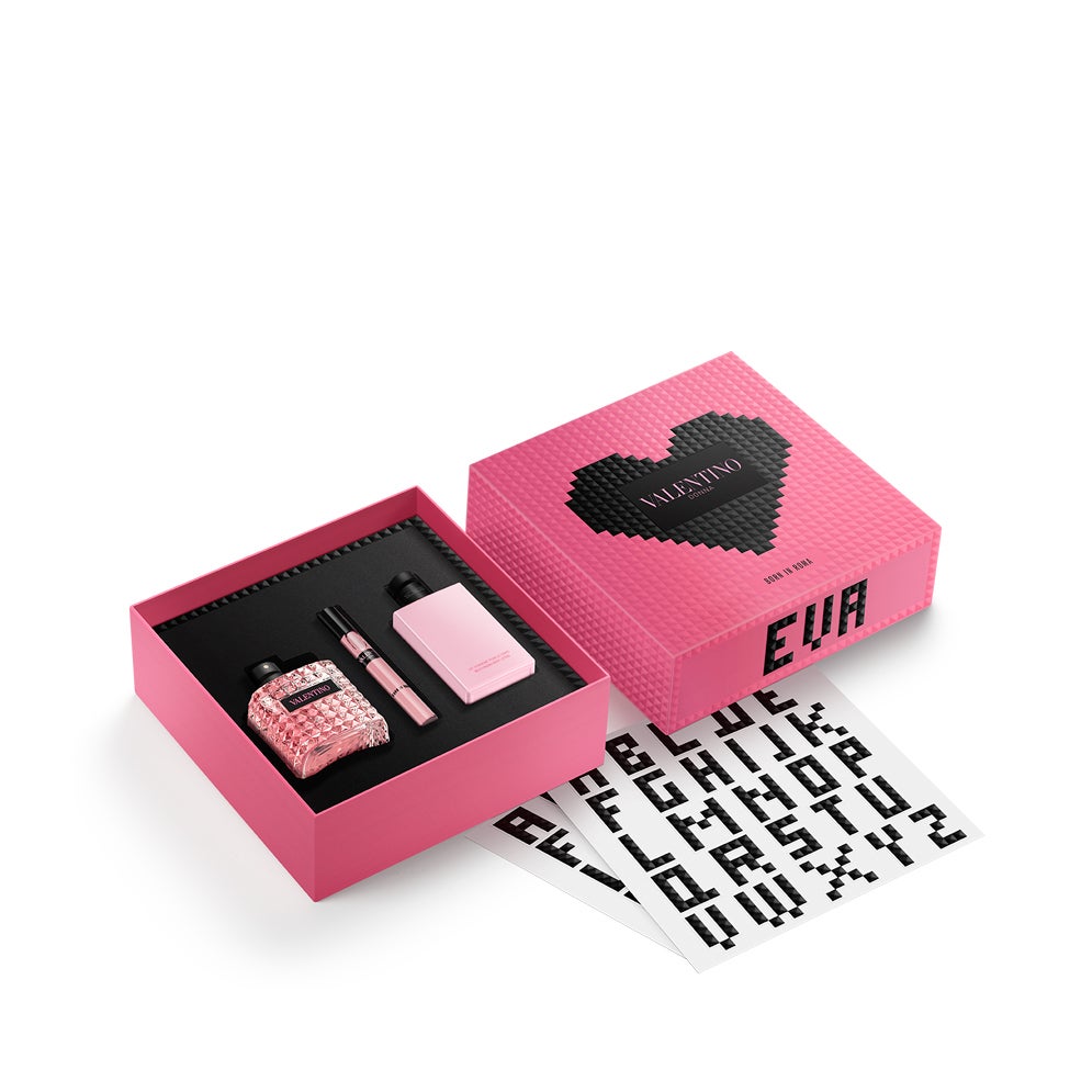 Con las tachuelas ultracool de la casa romana puedes rubricar tu propio Cofre Born to Love Born in Roma Donna de Valentino (127 €).