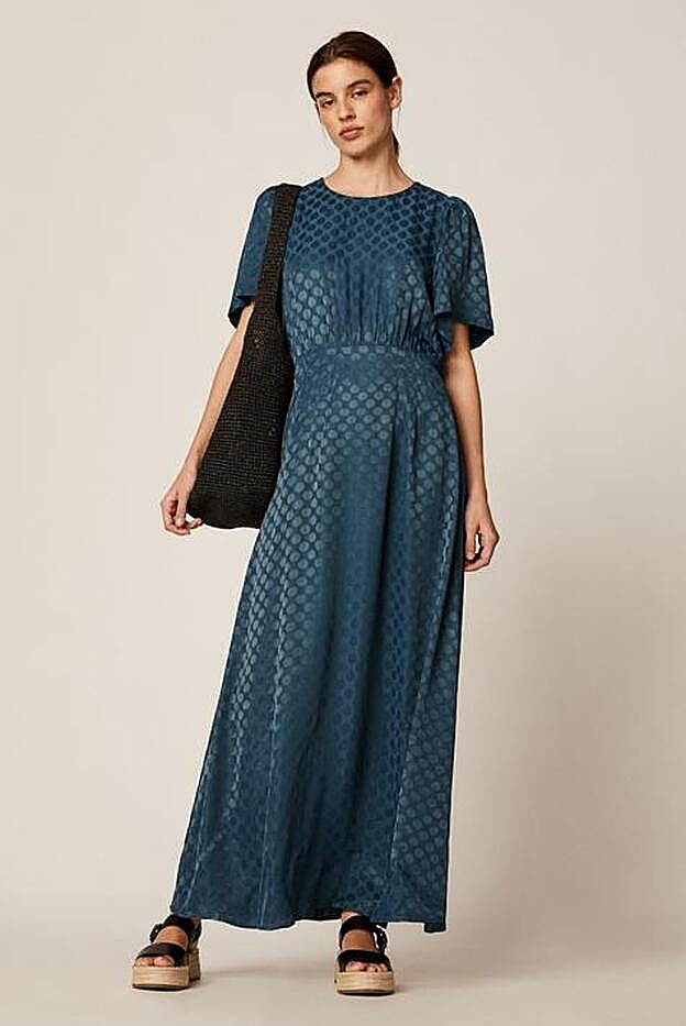 Vestido de tejido lencero de la nueva colección de primavera de Oysho.