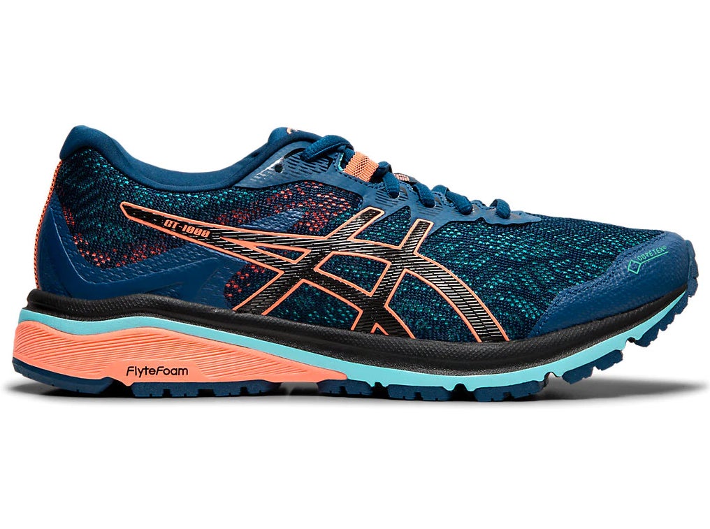 El salmón y el verde agua vuelven a ser el alivio tonal de un azul intenso, pero en Asics lo han llevado a un original diseño que nos ha conquistado.  Cuestan 130 euros  y están disponibles entre el 35,5 y el 43,5.