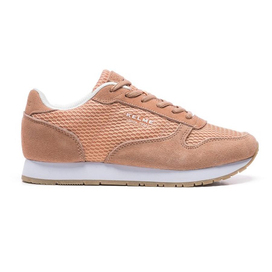 En Kelme hemos encontrado este precioso rosa coral en uno de los modelos más buscados de la marca. La vistosa rejilla aporta ligereza a la zapatilla y queda genial.  Cuestan 45 euros  y están disponibles entre las tallas 35 y 41.
