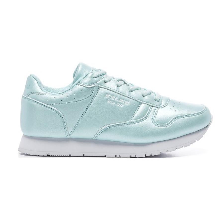 Una de nuestras propuestas favoritas es esta de Kelme en verde nácar, pero no sabemos si para llevarlas puestas a todas partes o para contemplarlas en una estantería de lo bonitas que son.  Cuestan 45 euros  y están disponibles entre el 35 y el 41.