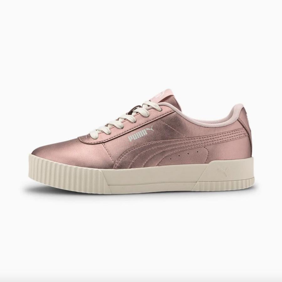 De estilo playero, con suela gruesa y exterior elegante, esta propuesta de Puma viene en rosa metalizado está disponible entre el 35,5 y el 42. Cuestan 65 euros.