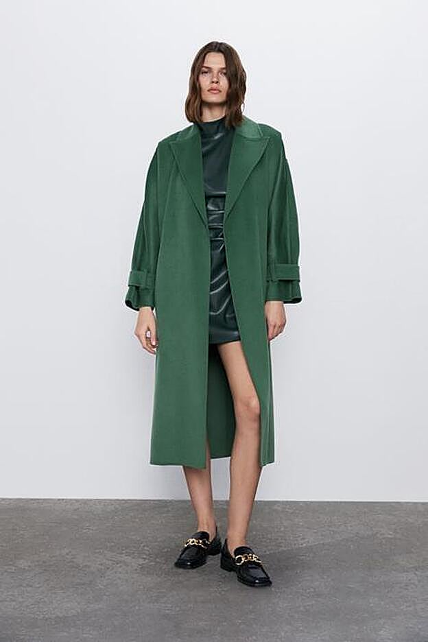 Abrigo verde oscuro de la nueva colección de primavera de Zara (109 euros).