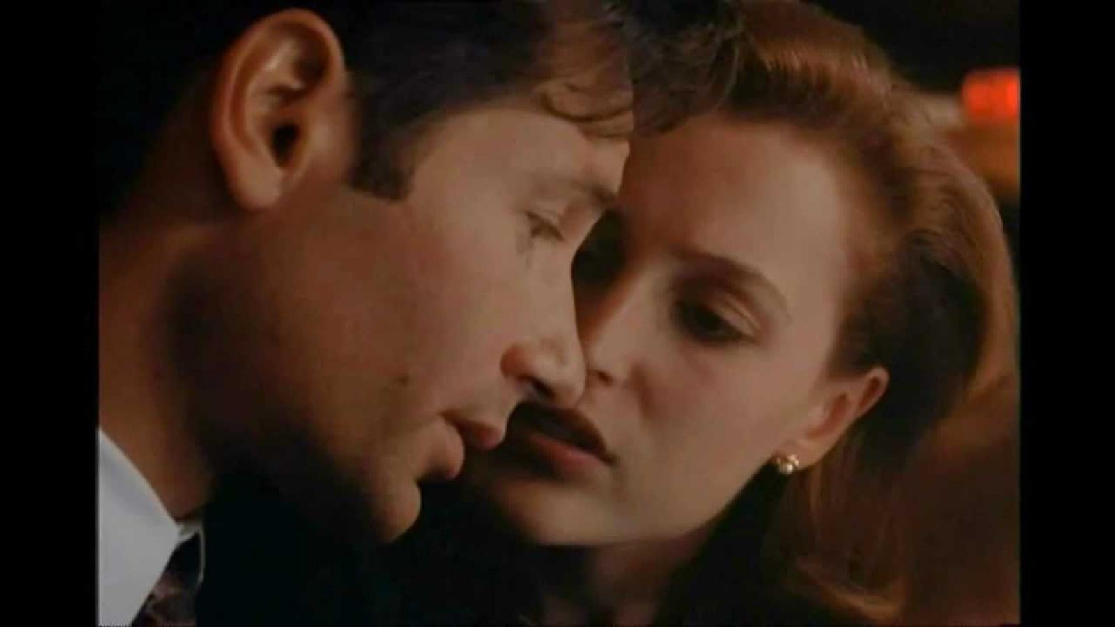 Hubo un tiempo en el que la verdad estaba ahí fuera y dos agentes del FBI se empeñaban en descubrirla cayera el extraterrestre que cayera en el empeño. Los agentes en cuestión eran el frikazo del agente Fox Maulder y la analítica Dana Scully. En su momento la química entre ellos se comparaba con la de la célebre serie Luz de luna de la que ningún millennial tiene memoria. El caso es que durante temporadas y temporadas y temporadas la serie nos echaba migajas de romance que hacía entrever que entre estos dos había algo más que archivadores llenos de papelotes. Y llegó el beso. Por fin. Y fue lo más soso que se ha visto en pantalla. Gracias a dios Mulder pudo desquitarse de tan poca acción en Californition y Scully en Sex Education. Noe s bueno acumular tanta tensión sexual.