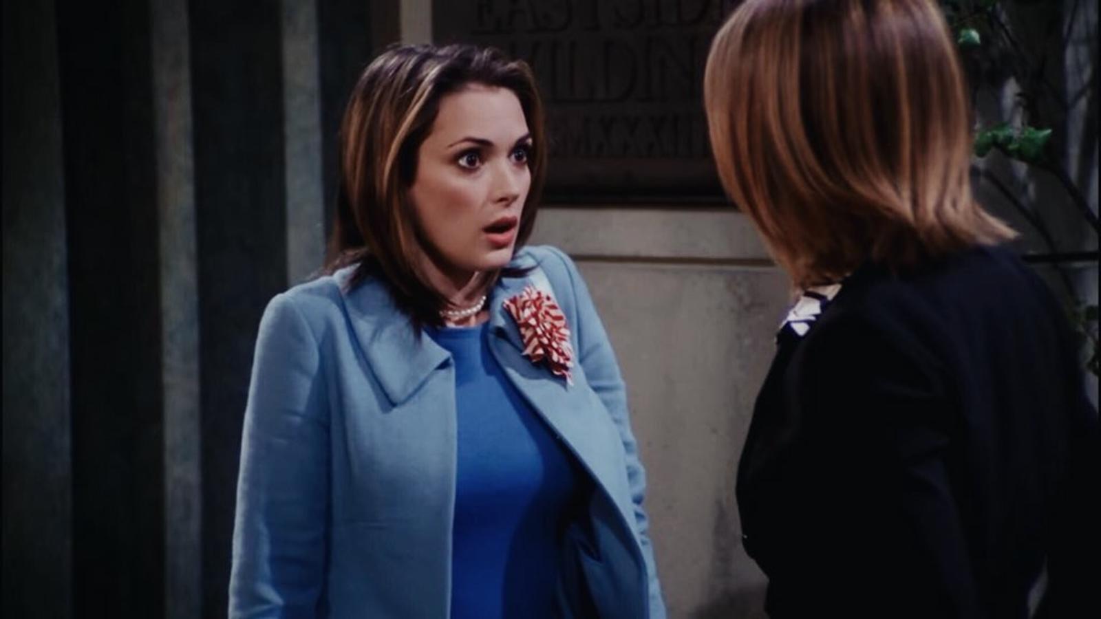 Si por algo es famoso Friends es por los cameos de los actores que pasaron por allí. Y si por algo es también famoso es por la relación de Ross y Rachel. Que si se gustan que si no, que si estaban en una pausa... Miles de besos se han dado, casi tantos como broncas han protagonizado. Y gente más blanda de corazón hubiera escogido su primer momento juntos para este ranking. Pero no, os retamos a hacer memoria, ¿o acaso alguien ha valorado como se merece el día que Rachel besó a Jennifer (es decir, una Winona Ryder que pasaba por allí)? Pues es hora de recordarlo y poner la misma cara que Wynona en la foto.