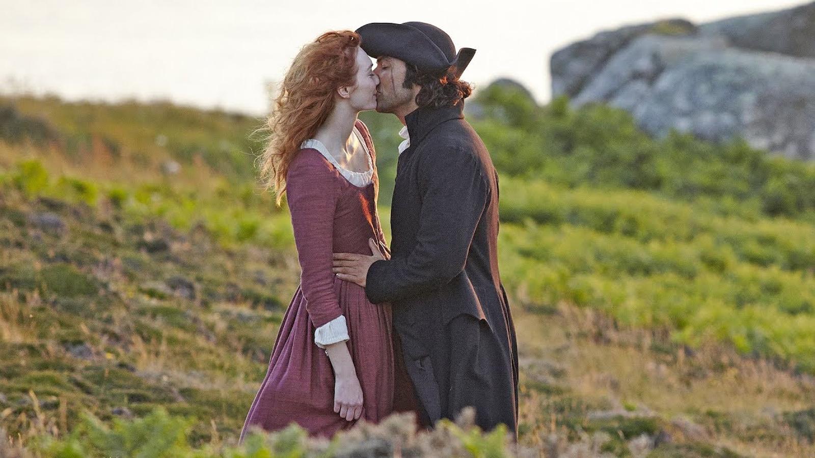 Ross Poldark es un señor intenso que le gusta segar sus campos sin camisa para deleite de los británicos que son muy fans de la serie que lleva su apellido. Demelza comienza su andadura con las de perder: es muy pobre, muy inculta y Ross está enamorado de otra, la pluscuamperfecta Elizabeth que está casada con su primo. Pero nada que no pueda solucionar un poco de refinamiento y trabajo duro. Y una visita nocturna al dormitorio del señor de la casa después de tener una buena bronca. Que Ross y Demelza pasaran juntos esa noche es el inicio de una historia de amor de esas en las que no hay un capítulo tranquilo, pero ¡qué a gusto que nos quedamos todos!