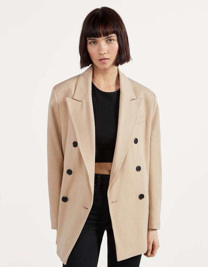 Blazer larga en color camel de Bershka (35,99 euros).