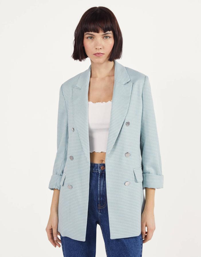 Blazer de cuadro vichy en azul turquesa de Bershka (29,99 euros).