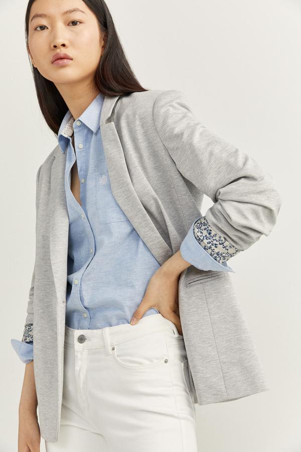 Blazer de punto  en color gris con forro estampado de Springfield (29,99 euros).